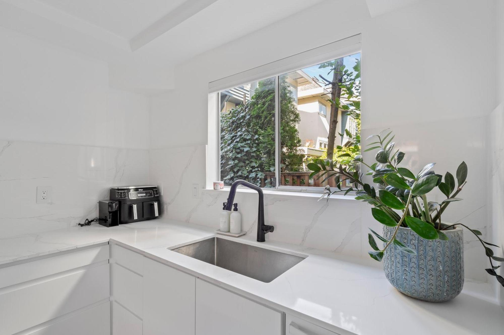 Modern Kitsilano 2 Bedroom Home With A Hot Tub Vancouver Exteriör bild
